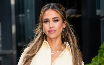 Jessica Alba sapo na bindi të shtojmë këtë xhaketë