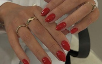 6 ide për të përmirësuar manikyrin e kuq klasik
