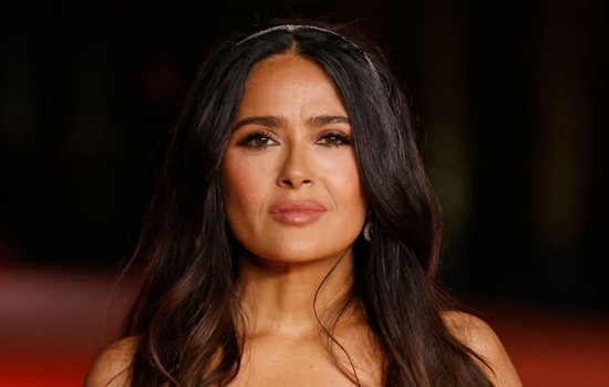 Salma Hayek: 58 years old, 0 procedures, shares her skin care secr...