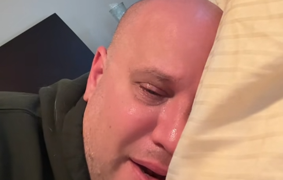 Ky baba i vetëm qau kur vajza i gatoi darkën, por interneti iu
