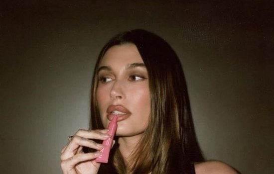 Hailey Bieber shet markën e saj të grimit për shumën