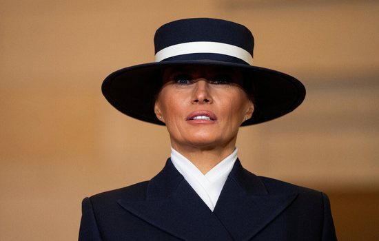 Fotot e Melania Trump pa grim ndajnë njerëzit në dy “kam...