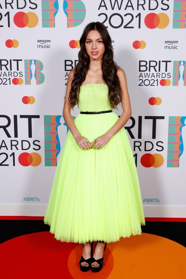 Tapeti i kuq i BRIT Awards: Çfarë veshën të pranishmit