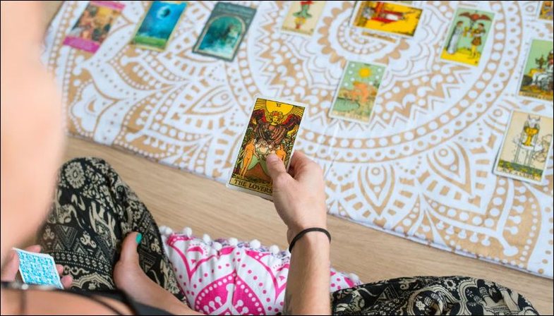 Shëndeti mendor dhe letrat tarot si terapi: A funksionojnë?