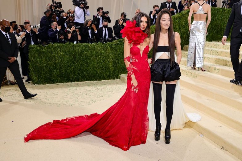 Ç’veshën yjet në Met Gala 2021