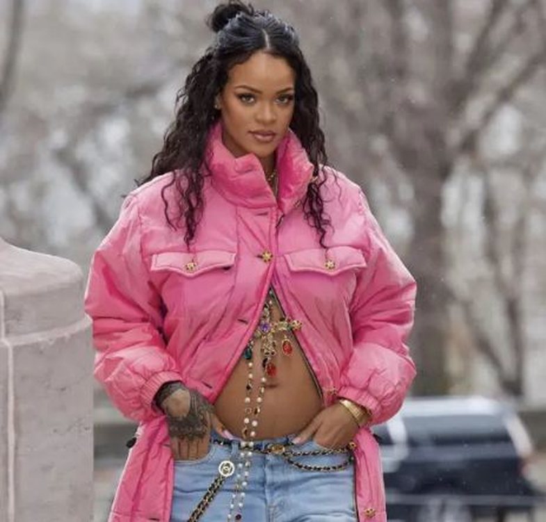 Rihanna postoi vetë foton e parë shtatzënë dhe njerëzit