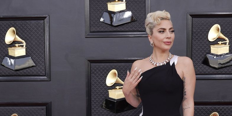 Grammy 2022: Të gjitha veshjet e yjeve në tapetin e kuq