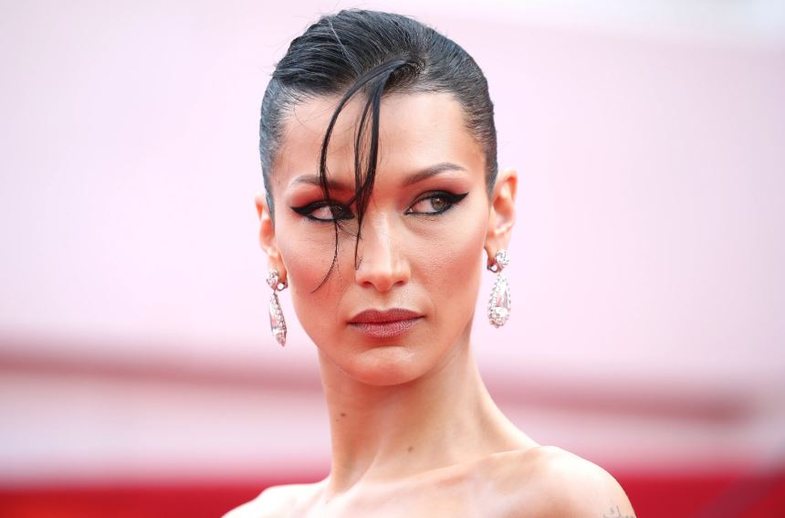 Ky fustan i Bella Hadid ka aq shumë prerje, sa zor se mund të quhet