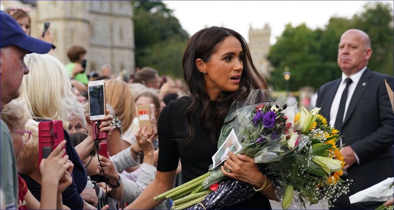 Ç’ndodhi? Momenti i sikletshëm i Meghan Markle me lulet