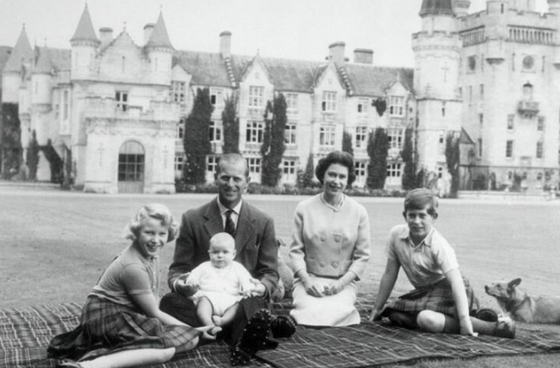 Why have we never seen a photo of Queen Elizabeth II pregnant?