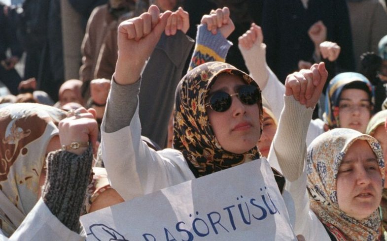 Gratë po presin flokët në shenjë proteste për vdekjen e