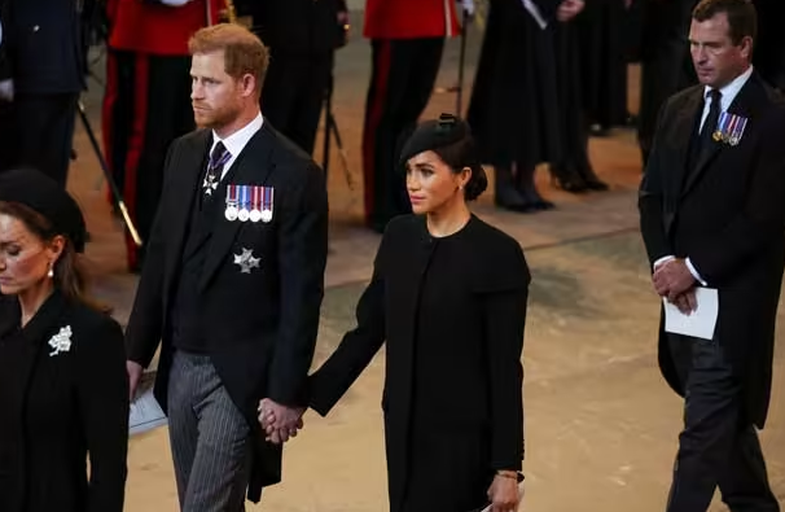 Gjuha e dashurisë e Meghan dhe Harry? Mbajtja e duarve