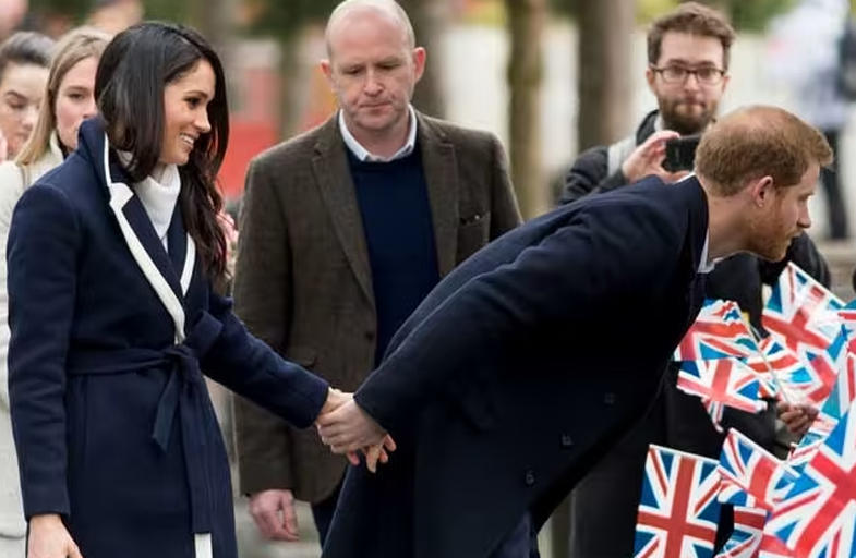 Gjuha e dashurisë e Meghan dhe Harry? Mbajtja e duarve