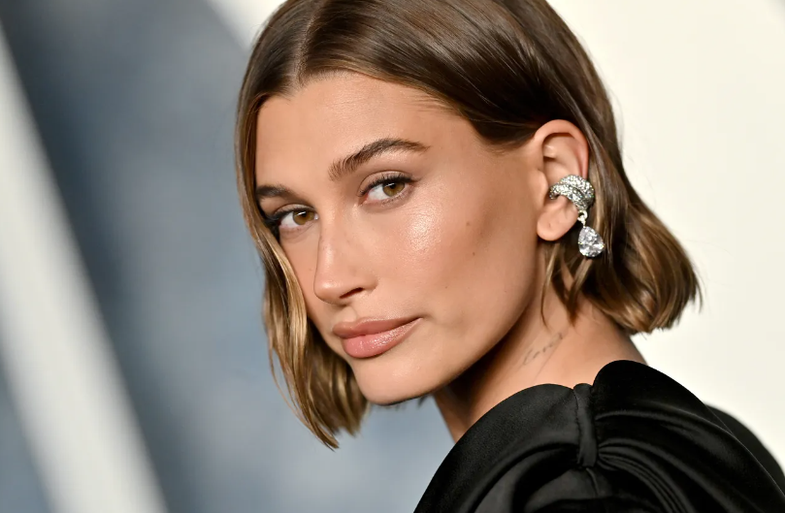 Kjo foto e Hailey Bieber do ju bëjë të blini një fustan