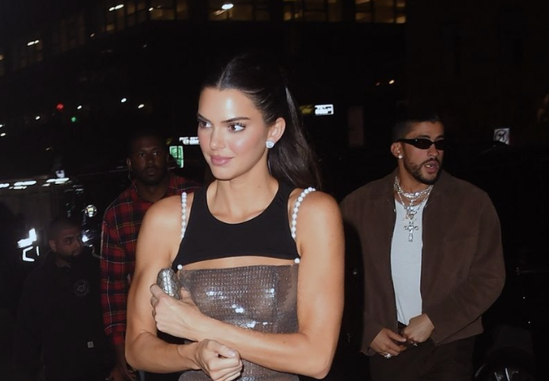 Kendall Jenner veshi tangat sipër jumpsuit dhe s’dimë