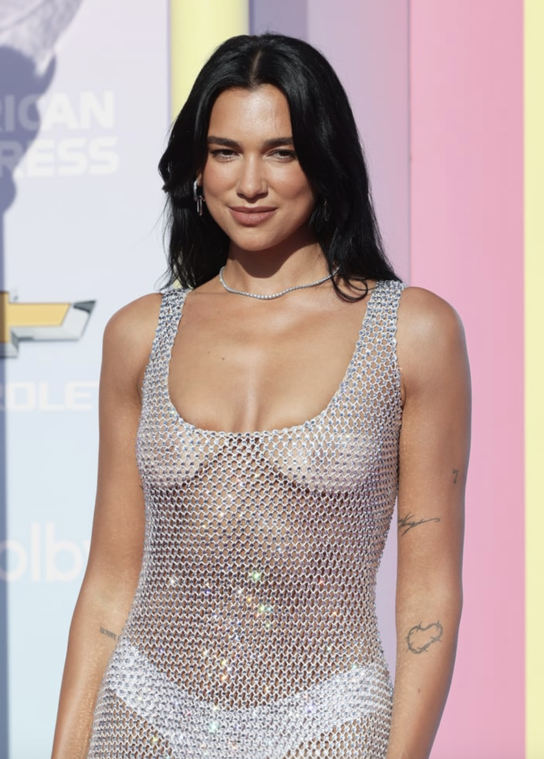 Dua Lipa e çon trendin e fustanit transparent në një