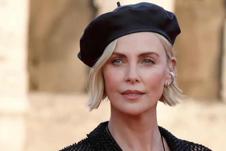 Charlize Theron flet për zërat se ka kryer ndërhyrje estetike dhe