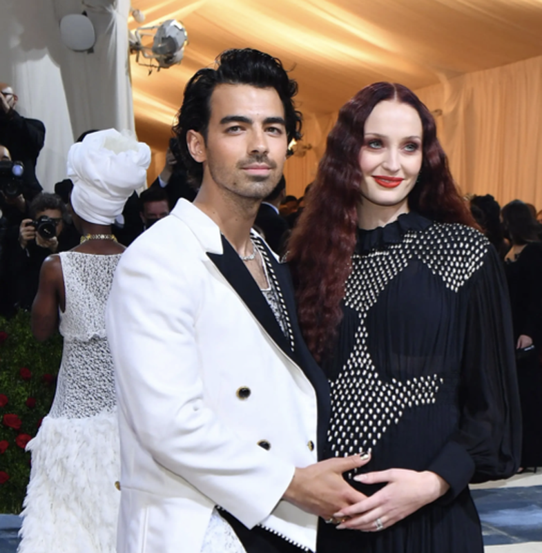 Joe Jonas adreson ndarjen e bujshme nga Sophie Turner