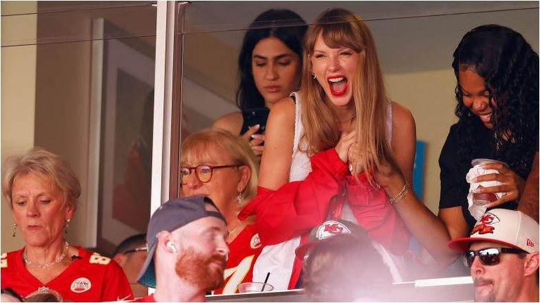 Pa shih! Taylor Swift shfaqet pranë familjes së futbollistit që