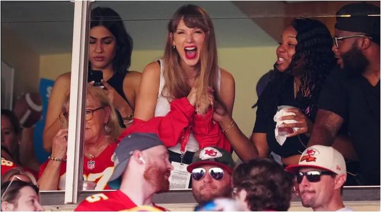 Pa shih! Taylor Swift shfaqet pranë familjes së futbollistit që