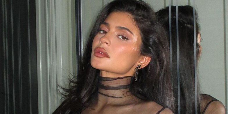 Si të bëni blush-in e mollëzave me teknikën e Kylie Jenner