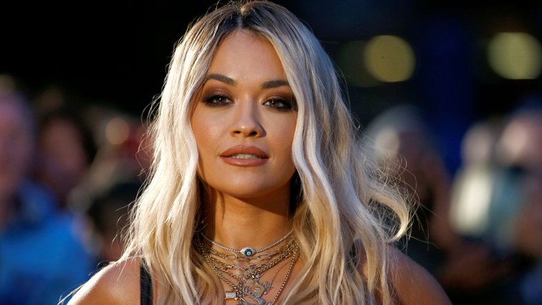 Rita Ora veshi një uniformë shkolle për të parë