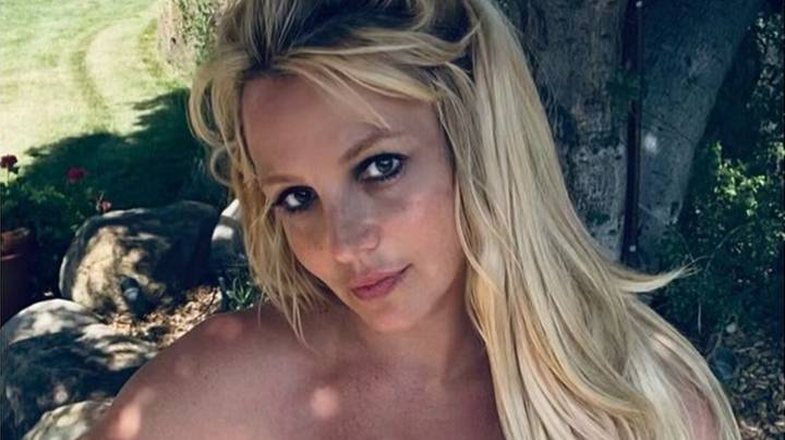 Britney Spears shpjegon pse pozon nudo në Instagram