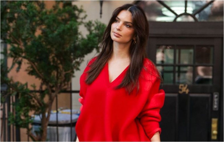 Emily Ratajkowski duket yll me një kombinim klasik të vjeshtës