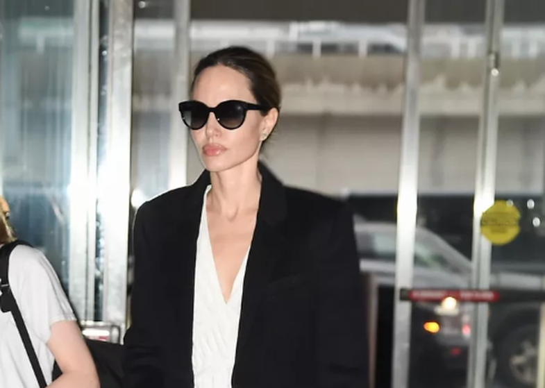 Vetëm Angelina Jolie mund të duket kaq bukur me fustan nusërie