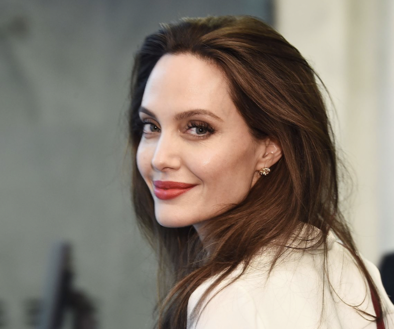 Njerëzit shpërthejnë kundrejt Angelina Jolie, por pse?