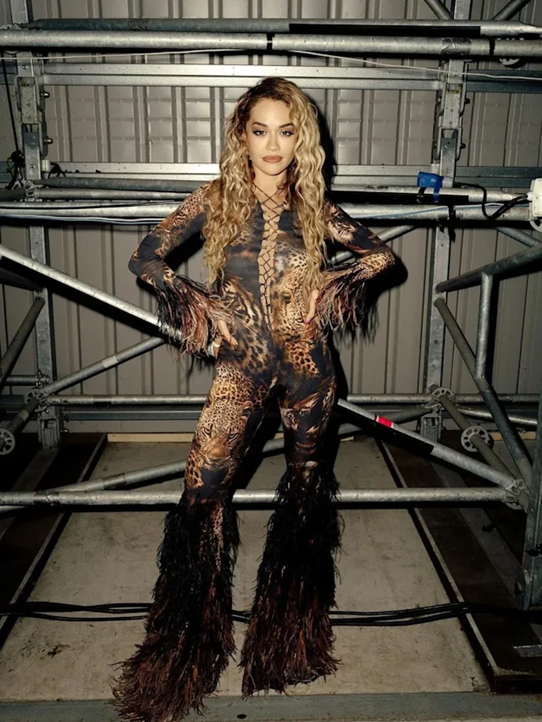 Rita Ora sapo çoi veshjen print leopard në një tjetër