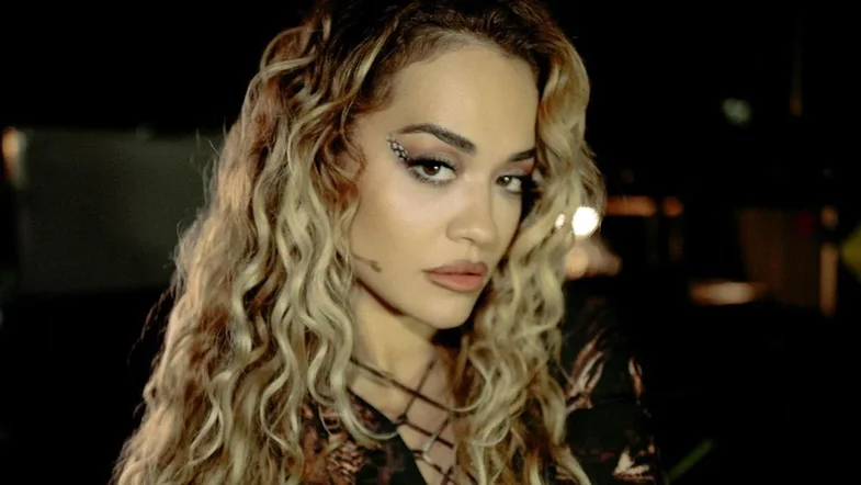 Rita Ora sapo çoi veshjen print leopard në një tjetër