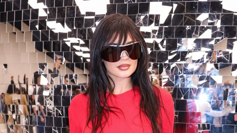 Kylie Jenner rikthen trendin e buzëkuqit kaf me shkëlqim dhe duket yll