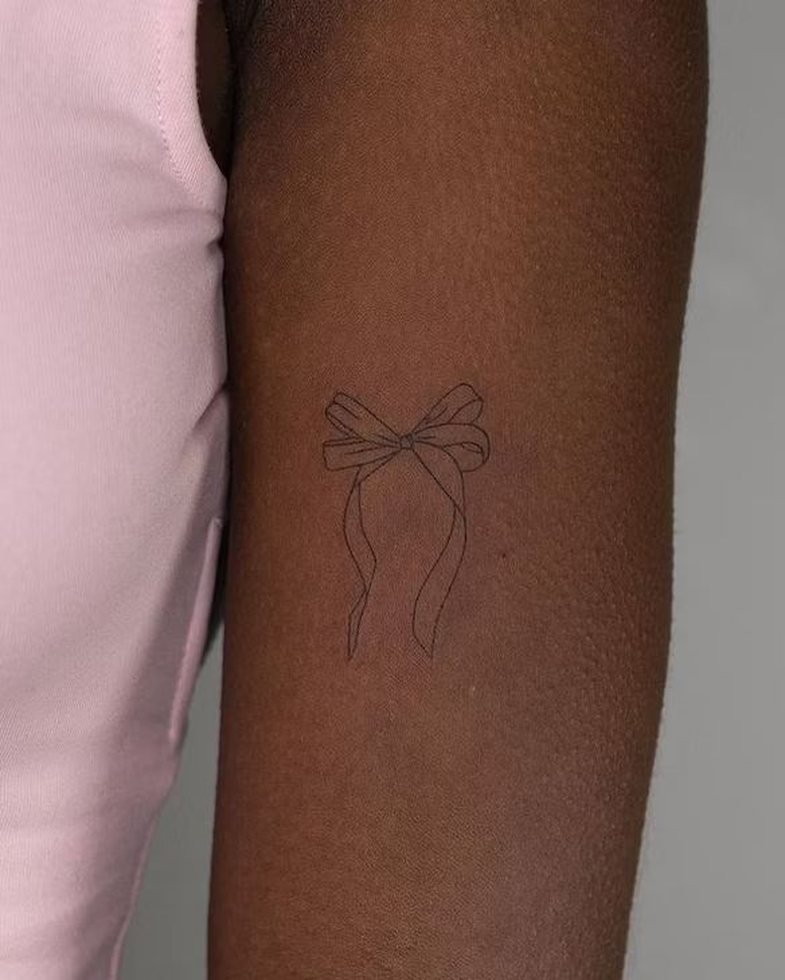 10+ ide tatuazhesh minimaliste si të Hailey Bieber