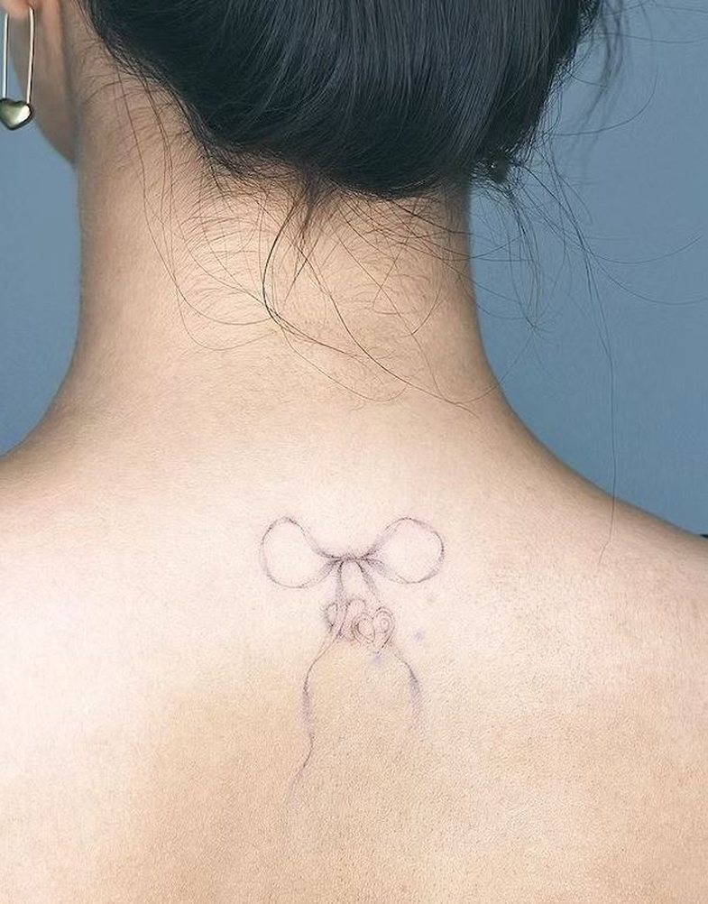 10+ ide tatuazhesh minimaliste si të Hailey Bieber