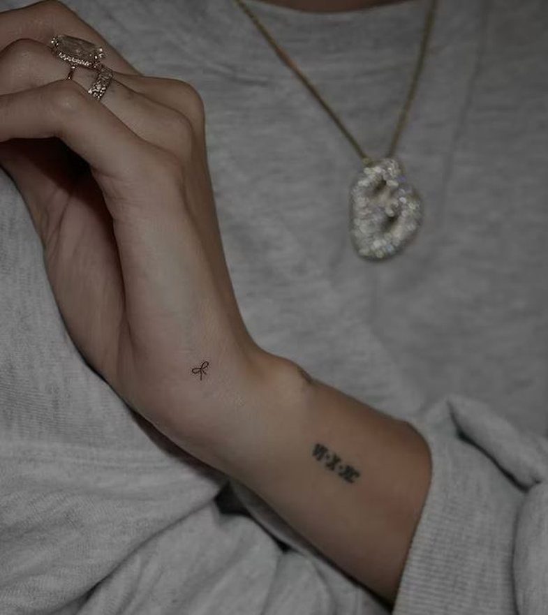 10+ ide tatuazhesh minimaliste si të Hailey Bieber