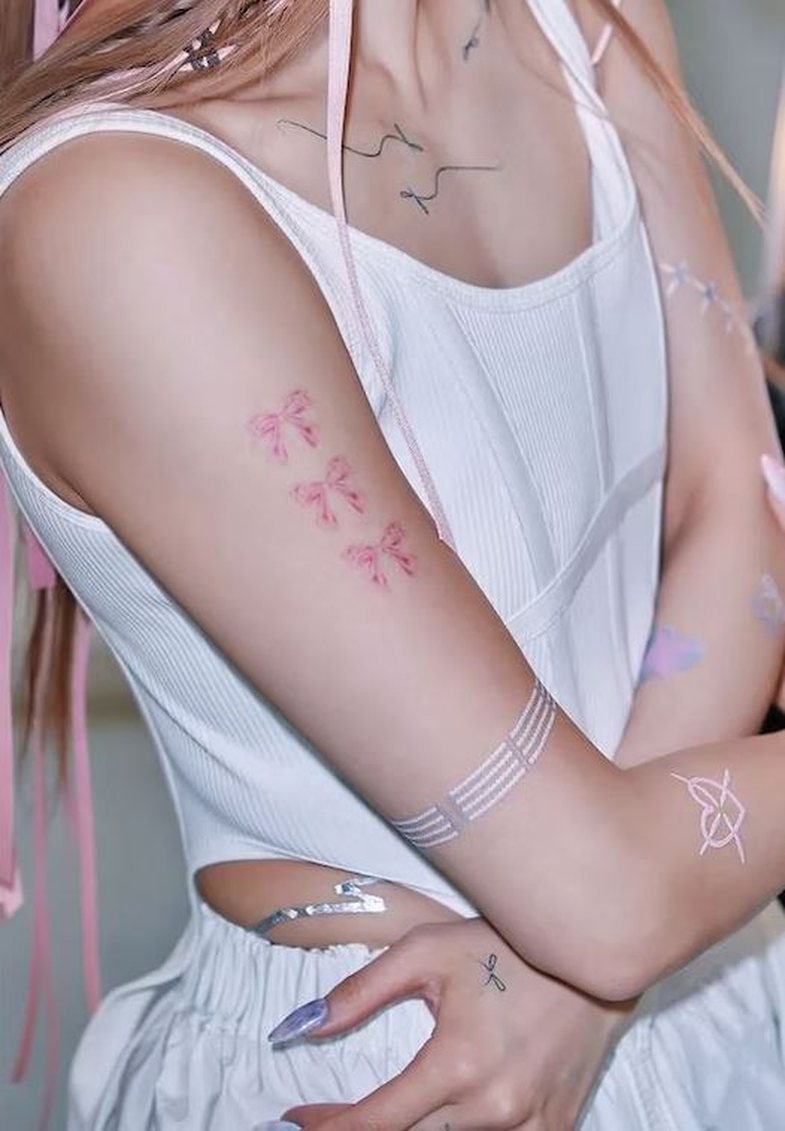 10+ ide tatuazhesh minimaliste si të Hailey Bieber