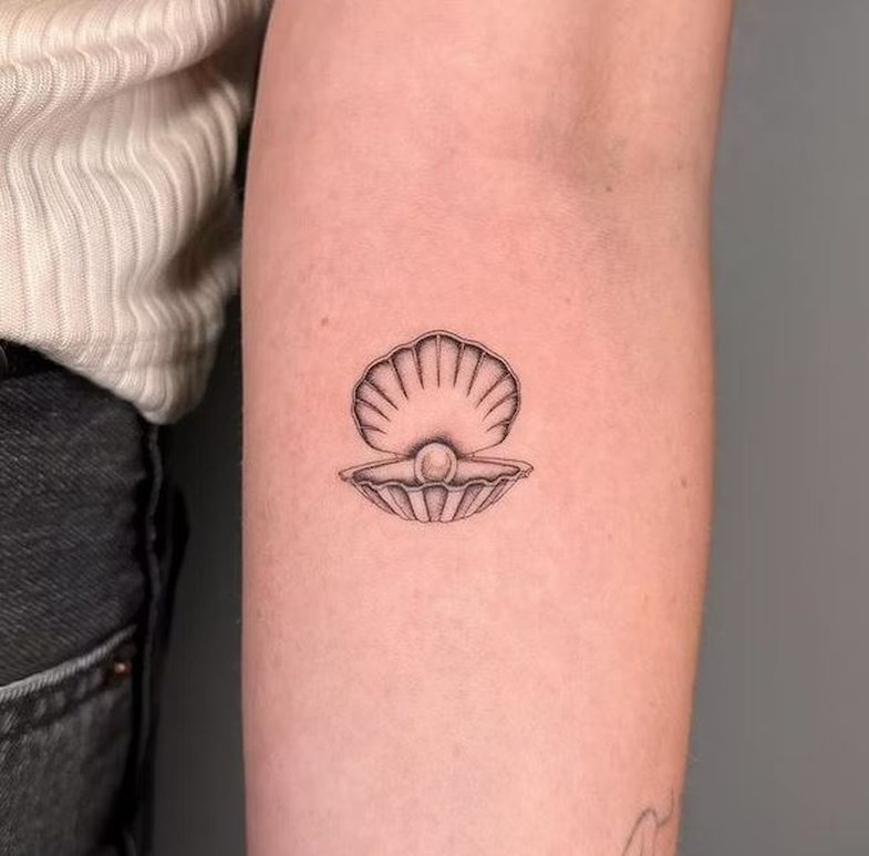 10+ ide tatuazhesh minimaliste si të Hailey Bieber