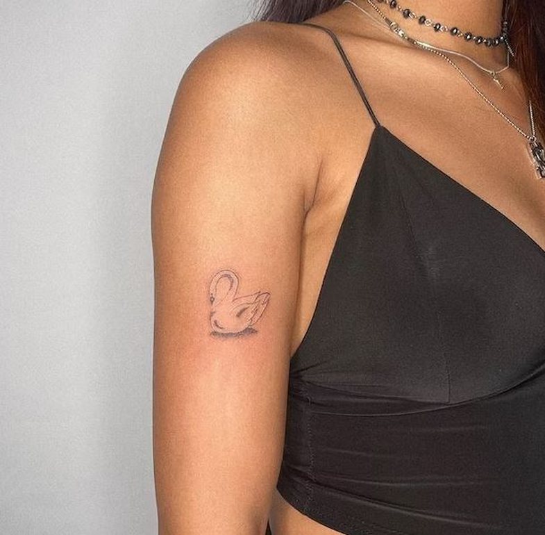 10+ ide tatuazhesh minimaliste si të Hailey Bieber