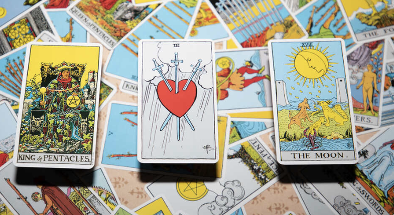 Algoritmi i TikTok po nxit njerëzit të lexojnë letra tarot