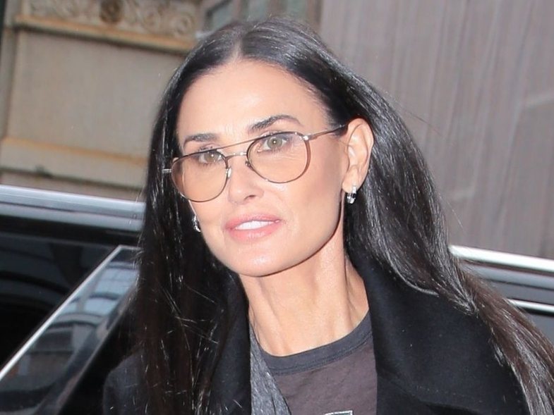 Demi Moore veshi pallton që i duhet çdo gruaje për të