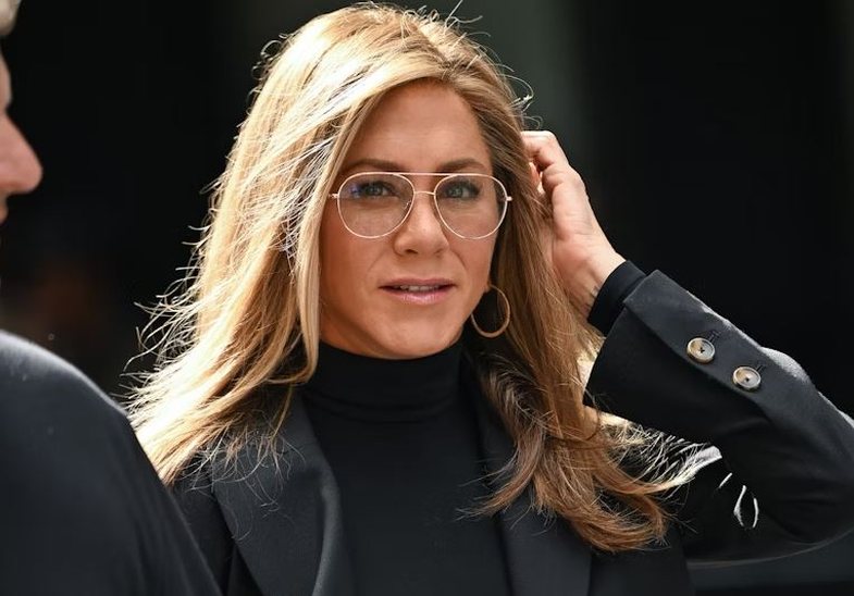 Jennifer Aniston i bashkohet trendit më cool të thonjve