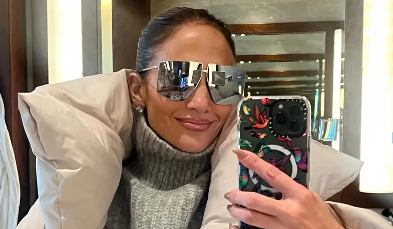 Vetëm Jennifer Lopez mund të kombinojë xhupin e fryrë me