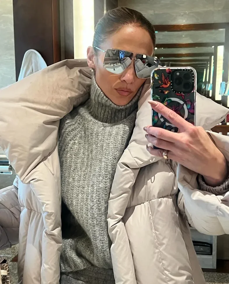 Vetëm Jennifer Lopez mund të kombinojë xhupin e fryrë me