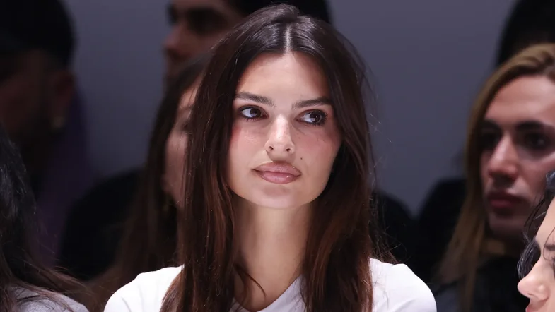 Emily Ratajkowski aprovon trendin e këpucëve më IN