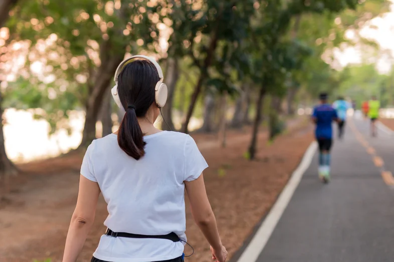 Çfarë është trendi ‘hot walk girl’ që po