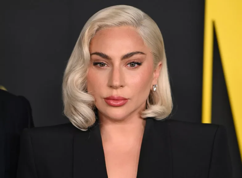 Lady Gaga zbardh vetullat dhe thjesht duket tjetër njeri