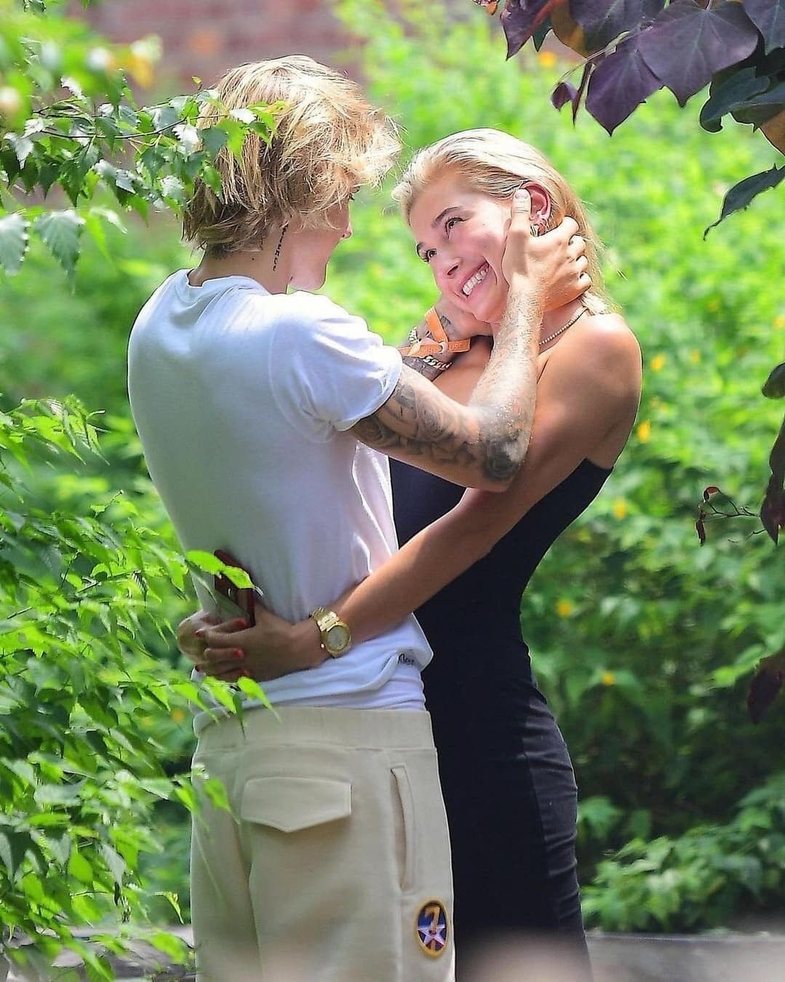 Hailey Bieber është në pritje të ëmbël *.*