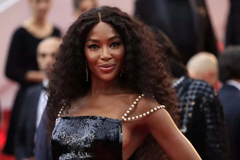 Naomi Campbell veshi të njëjtin fustan pas 30 vitesh dhe duket