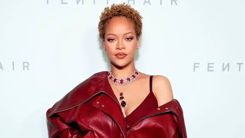 Rihanna flet për bluzën virale që çmendi internetin